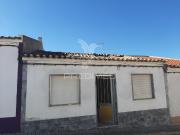 Moradia T2 para reconstrução com quintal