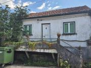 Moradia T2 para recuperar no centro da aldeia de Vale...