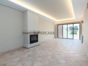 Moradia T2 Reabilitada com Jardim Privativo em Coimbrões