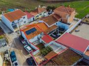 Moradia T2 térrea renovada com amplo logradouro | Entre...