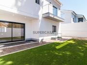 Moradia T3+1 com jardim em São João do Estoril