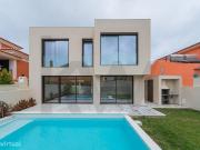 Moradia T3+1 com piscina a estrear em Cascais