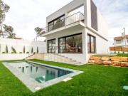 Moradia T3+1 com Piscina e Jardim Privativo em Cascais