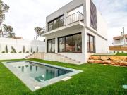 Moradia T3+1 com Piscina e Jardim Privativo em Cascais