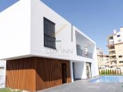 Moradia T3+1 nova com piscina e jardim