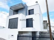 Moradia T3+1 NOVA Moderna, jardim e garagem em Santa...