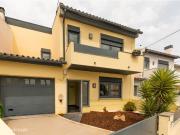 Moradia T3+1 sem mveis, remodelada, em Alcabideche