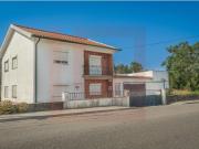 Moradia T3+3 com garagem e terreno próxima do centro da...