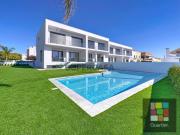 Moradia T3 + 1 com piscina na Charneca de Caparica