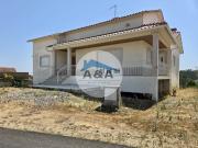 Moradia T3 com 2700m² de terreno – Potencial e...