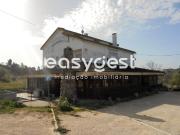 Moradia T3 com espaço comercial localizada em Carregueiros