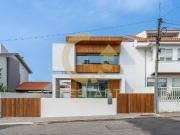 Moradia T3 +1 com Ginásio e Piscina em Salgueiros, Canidelo