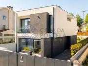 Moradia T3 Com Jardim, Lavandaria E Estacionamento Na...