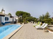 Moradia T3 com piscina e arquitetura tradicional...