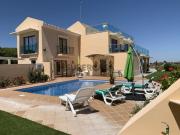 Moradia T3 com piscina, garagem e vista mar no seio da...
