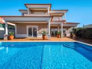 Moradia T3 com piscina, jardim, garagem e vista no Praia...