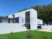 Moradia T3, de 4 frentes em Argoncilhe com piscina, box...