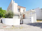 Moradia T3 de gaveto com jardim em Fraio, Braga