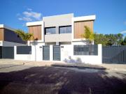 Moradia T3 geminada com jardim e estacionamento