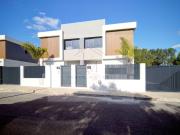 Moradia T3 geminada com jardim e estacionamento