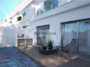 Moradia T3 geminada com linhas contemporâneas, com...