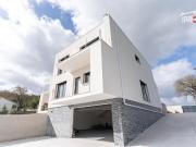 Moradia T3 Geminada inserida num área de terreno com...