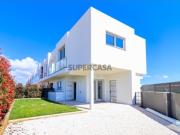 Moradia T3 nova, com área exterior e parqueamento,...