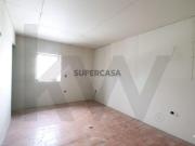 Moradia T3 para reabilitar com jardim e garagem em Jovim