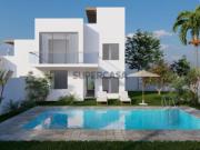 Moradia T3 ponta de banda com piscina privada e vista mar