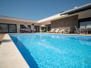 Moradia T3, recente, com piscina e garagem | Situada a 1...