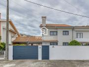 Moradia T3 | Renovada | 3 Frentes | Terrao| Box | Praia...