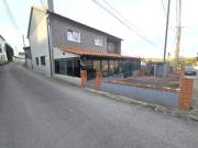Moradia T3 renovada com espaço comercial no Rés do Chão...