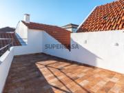 Moradia T3 renovada com varanda e terraço em Santiago do...