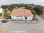 Moradia T3 Térrea por recuperar com quintal e garagem,...