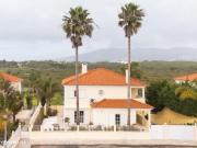 Moradia T4+1 com jardim e piscina, inserida em lote de 570m2