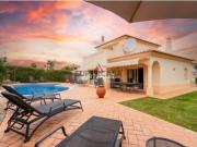 Moradia T4+1 com piscina, garagem e em condominio...