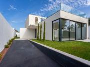 Moradia T4+1 com piscina Praia Lavadores Pronta Habitar