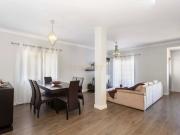 Moradia T4 c/ cave, r/c e 1º piso em lote c/ 402 m2 renovada