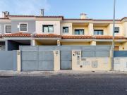 Moradia T4 c/ Garagem e Logradouro na Abrunheira,...