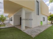 Moradia T4 com 2 pisos, jardim e garagem em Santo...