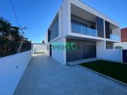 Moradia T4 com 3 suítes e piscina em Fernão Ferro