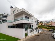 Moradia T4 com 3 sutes e piscina