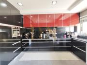 Moradia T4 com espaço comercia, localizada no coração da...