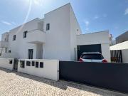 Moradia T4, com garagem fechada, terraços e jardim Moradia T4, com garagem fechada, terraços e jardim