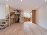 Moradia T4 com garagem situada na Miguel Bombarda, Porto