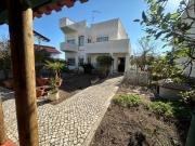 Moradia T4 com jardim e anexos na Nazaré