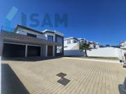 Moradia T4 com jardim e piscina