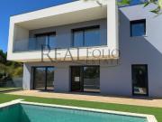 Moradia T4 com jardim e piscina em condomínio privado