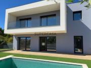 Moradia T4 com jardim e piscina em condomínio privado