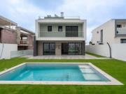 Moradia T4 com jardim e piscina em Famões, Odivelas